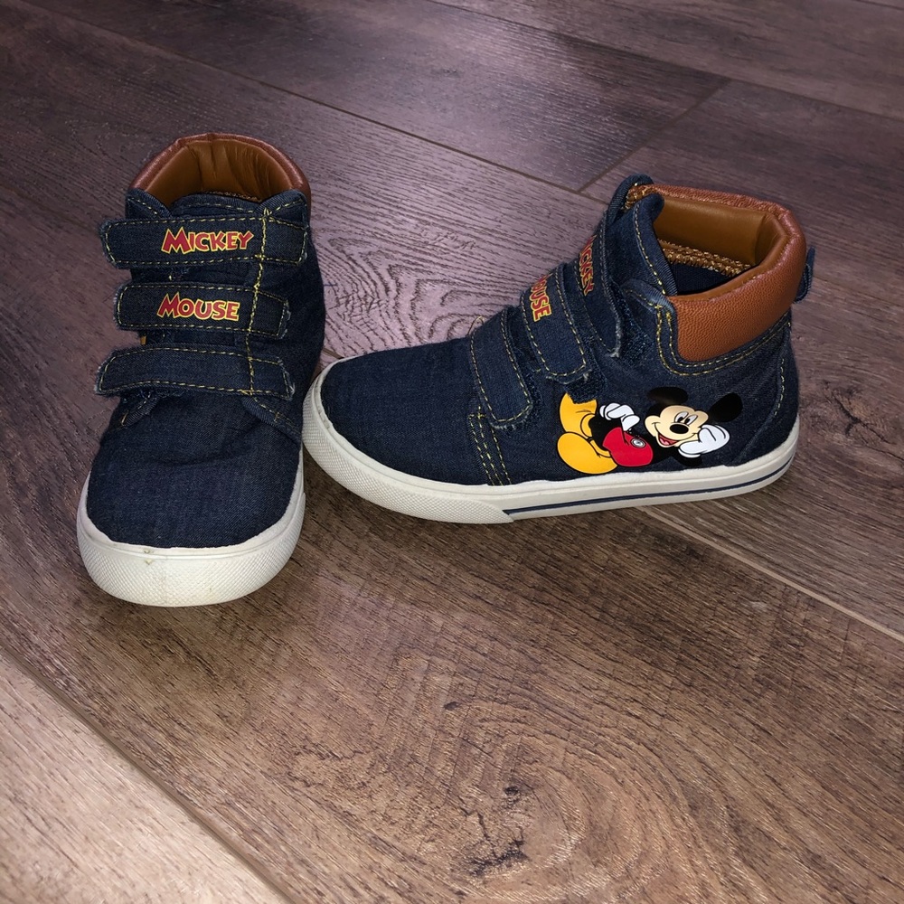 Mickey Mouse sneakers size 10 toddler